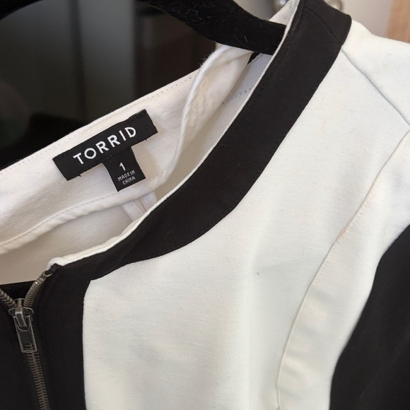 Torrid Black and White Contrast Zip-Up Top - Picture 4 of 5